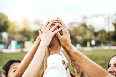 persone che fanno team building all'aperto