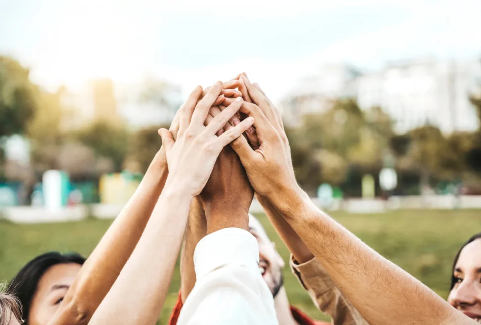 persone che fanno team building all'aperto