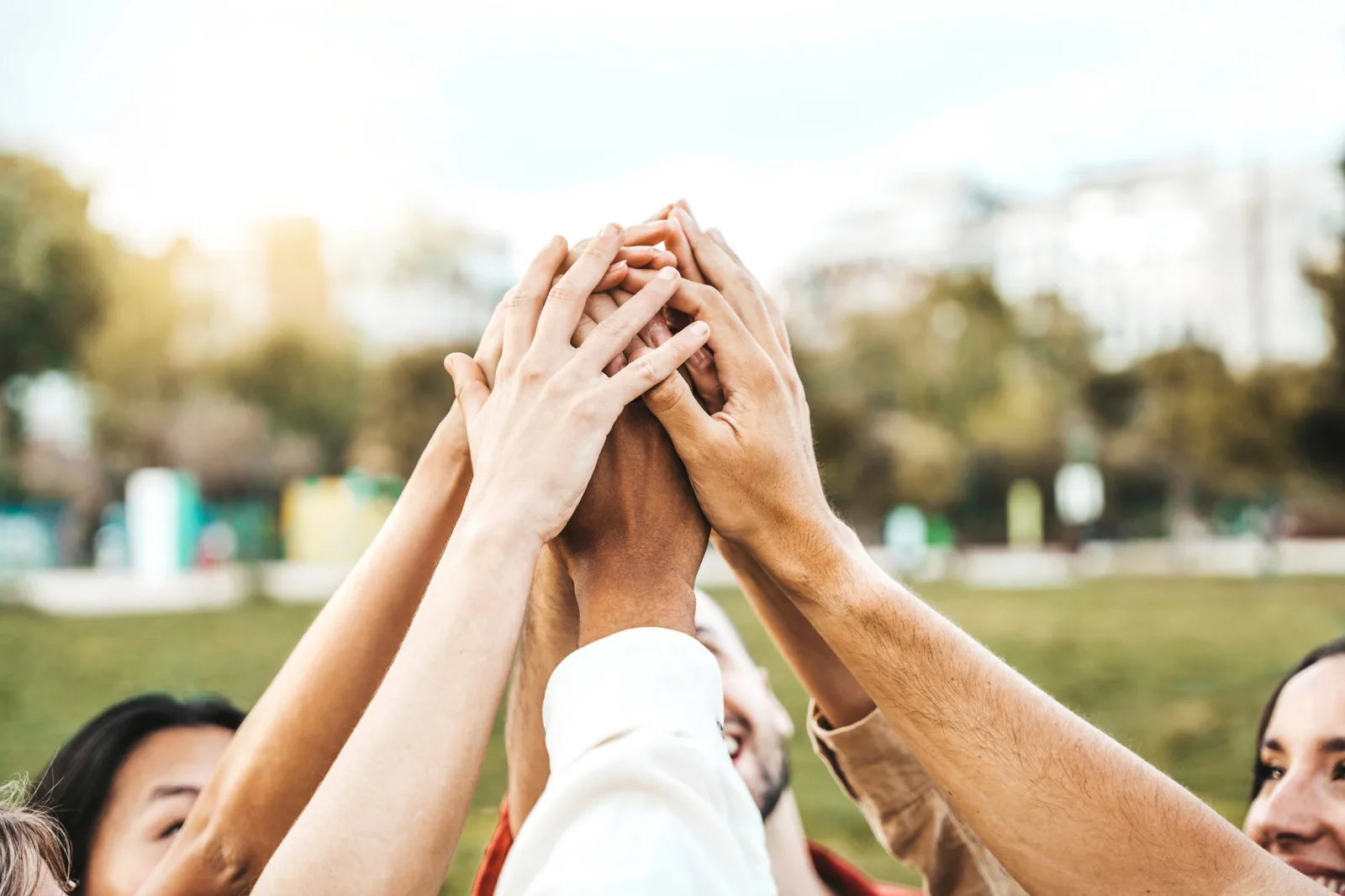 persone che fanno team building all'aperto